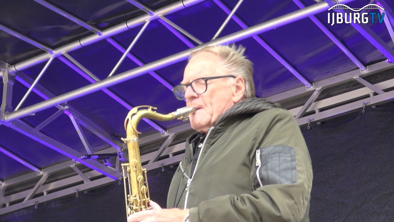 Hans Dulfer & Band swingen op het Joris Ivens plein.